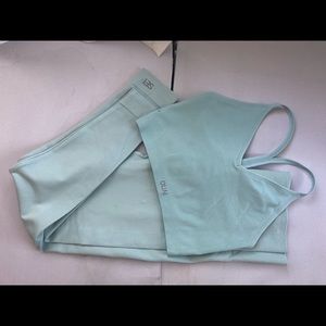 Set active & OUAI seamless leggings and V bra